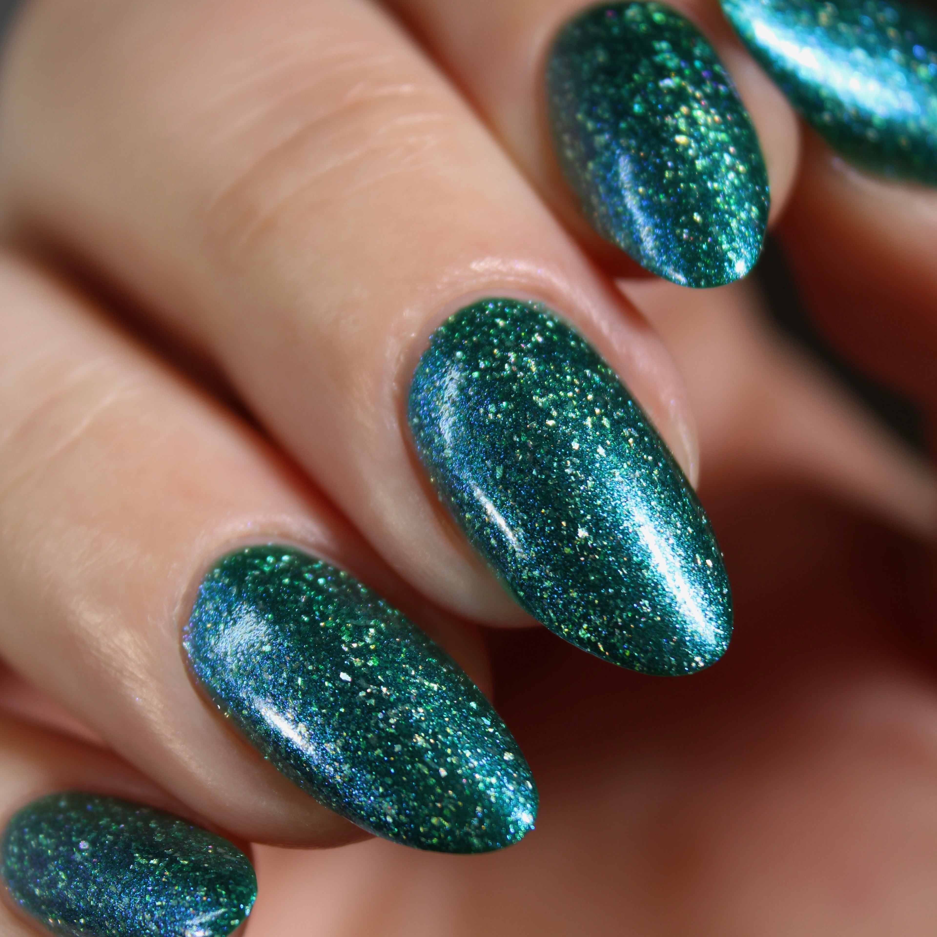 teal holographic nail polish, shimmer nails, sylvanclaw, direct light, lovemesomesparkle
